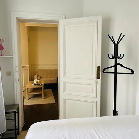 In Montmartre, Paris, Near Sacre-coeur Read Host Profile For * פריז